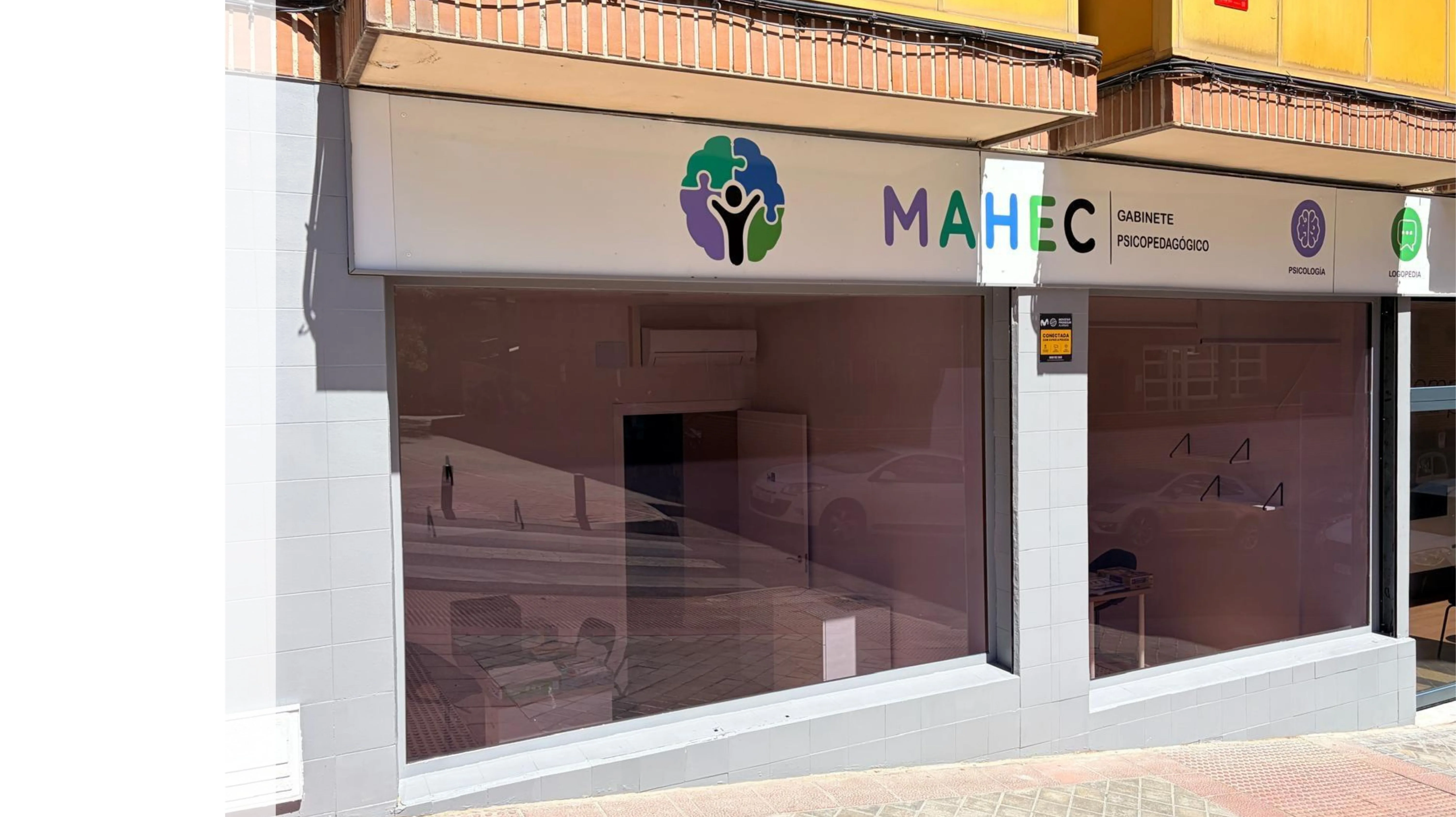 Niño apilando bloques de colores en sesión de terapia infantil en Gabinete MAHEC, Madrid