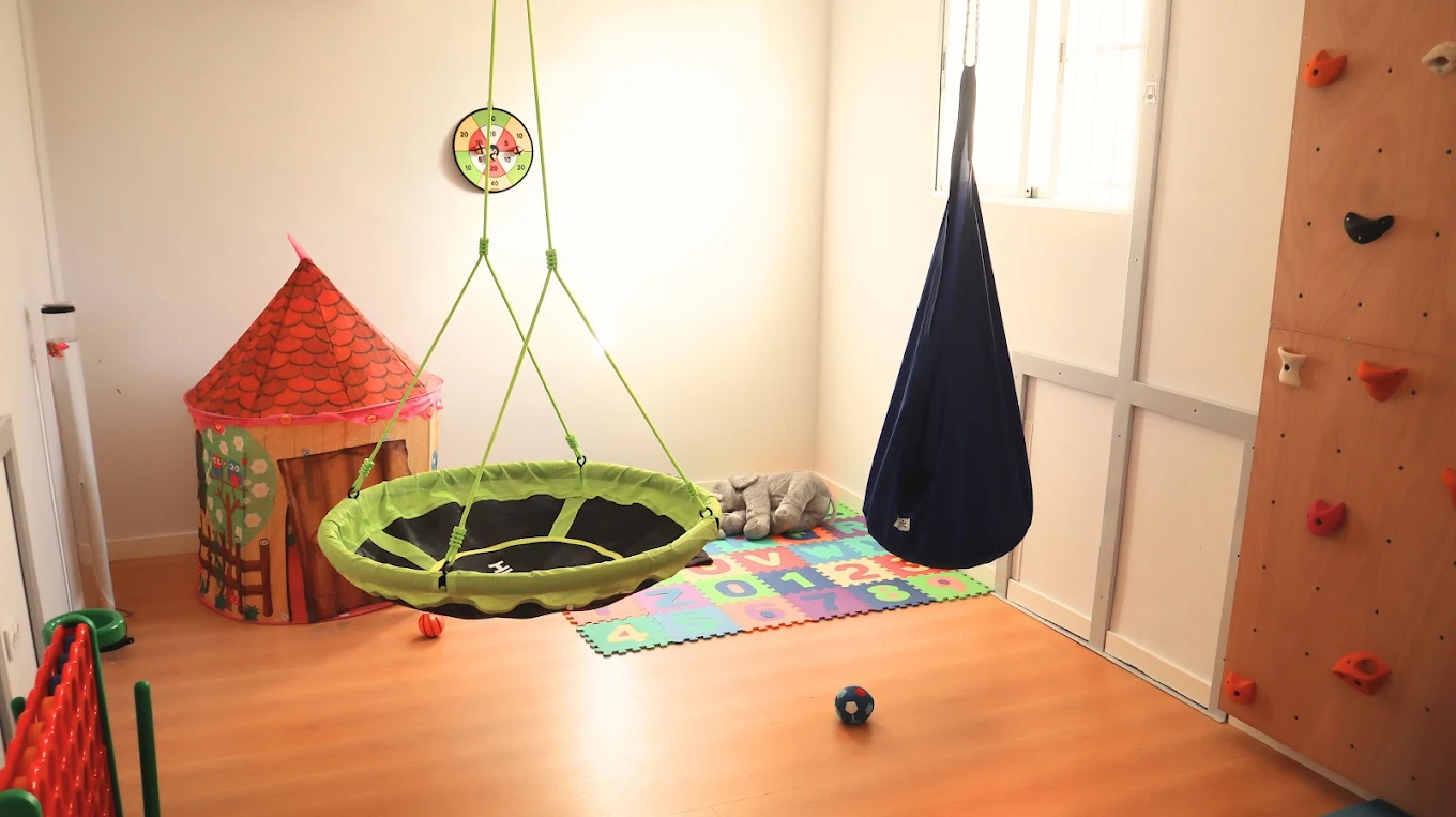 Sala equipada con recursos para terapia infantil